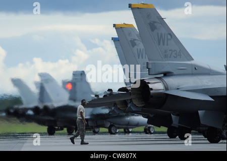 Ein Betreuer inspiziert einen F-16 Kampffalken, der dem 80. Jagdgeschwader der Kunsan Air Base, Korea, zugewiesen wurde, bevor er während DER RED FLAG-Alaska 12-3, 6. August 2012, Eielson Air Force Base, Alaska, fliegen konnte. Die Übung zeigt die Fähigkeiten der Luftbesatzung, Flugzeuge schnell und sicher für Kriegseinsätze vorzubereiten. Stockfoto