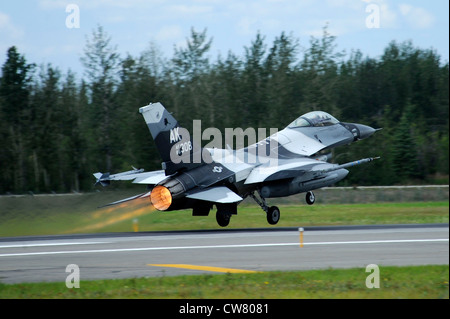 Ein F-16 Kampffalke, der dem 18. Aggressor Squadron zugewiesen wurde, hebt während DER RED FLAG-Alaska 12-3. August 2012, Eielson Air Force Base, Alaska, ab. Die F-16 ist ein kompaktes, sehr wendiges Kampfflugzeug, das sich in der Luft-Luft-Bekämpfung und im Luft-Boden-Angriff bewährt hat. Stockfoto