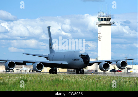 Ein KC-135 Stratotanker zugewiesen zu den 168. Luftbetankungswing-Taxis auf der Landebahn während DER ROTEN FLAGGE-Alaska 12-3 August 6, 2012, Eielson Air Force Base, Alaska. Die KC-135 bietet Luftbetankungsunterstützung für Luftwaffe, Marine und Marine Corps sowie Flugzeuge der alliierten Nationen. Stockfoto