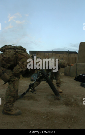 PROVINZ LOGAR, Afghanistan – (von links) U.S. Army PFC. Chris Snyder, ein gebürtiger Harrisburg, Pennsylvania, und U.S. Army PFC. Derek Kilbourne aus Spokane, Washington, beide Mordarmen mit Hauptquartier und Hauptquartier Firma, 1. Bataillon, 503. Infanterie-Regiment, Task Force 173. Luftborne Brigade Combat Team, feuern eine 81mm Mörserrunde als Teil einer Feuermission im Kampfposten Kherwar in der afghanischen Provinz Logar, 6. August. Stockfoto