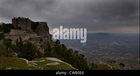 Blick auf das Schloss, Erice, Sizilien, Italien Stockfoto