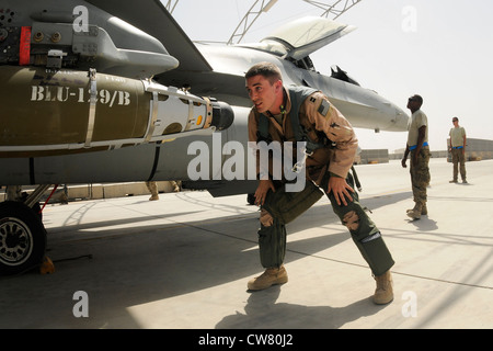 Capt. Austin "Ragin'" Cox, ein F-16 Pilot mit der Minnesota Air National Guard 179th Expeditionary Fighter Squadron derzeit Kandahar Airfield, Afghanistan zugewiesen, läuft durch seine Pre-Flight Kontrollen vor seinem sortie am 12. August 2012. Personal wird vom 148. Kampfflugzeug der Minnesota Air National Guard zur Unterstützung der Operation Enduring Freedom eingesetzt. Bull Dog F-16, Piloten und Hilfspersonal begannen Mitte August ihren Einsatz der Air Expeditionary Force, um Flugmissionen für den Flugauftrag zu übernehmen und Truppen am Boden in Afghanistan in der Luft zu unterstützen. Stockfoto