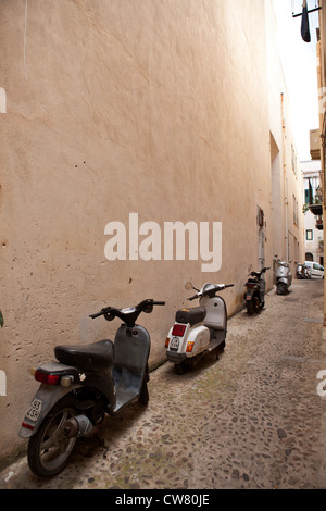 Motorräder geparkt schmale Straße, Cefalù, Italien Stockfoto