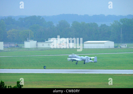 Ein A-10 Thunderbolt II Flugzeug hebt bei einem frühen Morgenregen auf der Selfridge Air National Guard Base, Michigan, 10. August 2012 ab. Die Piloten der 107. Jagdgeschwader, die das Flugzeug fliegen, und der 127. Wartungsgruppe, die das Flugzeug warten, nahmen an einer Überspannungsoperation Teil, bei der eine höhere Anzahl von Flugzeugen als üblich gestartet und wieder aufgenommen wurde, als Teil einer Reihe von Übungen zur Vorbereitung, die im August auf der Basis stattfinden. Stockfoto