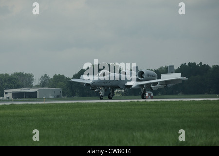 Ein Michigan Air National Guard A-10 Thunderbolt II taxiert nach der Landung auf der Selfridge Air National Guard Base, Michigan, 10. August 2012. Die gemeinsame Natur von Selfridge ist in diesem Foto â € "der Hangar im Hintergrund wird von der Coast Guard Air Station Detroit, die eine Such-und Rettungshubschrauber-Geschwader bei Selfridge betreibt verwendet. Stockfoto