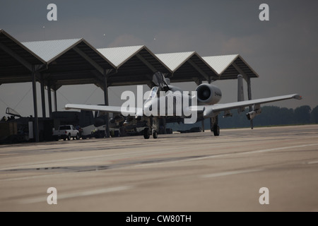 Ein A-10 Thunderbolt II Flugzeug taxis zu seinem Parkplatz auf der Luftrampe an Selfridge Air National Guard Base, mich., 10. August 2012. Dieses Flugzeug wird von der 107th Fighter Squadron, Michigan Air National Guard betrieben. Stockfoto