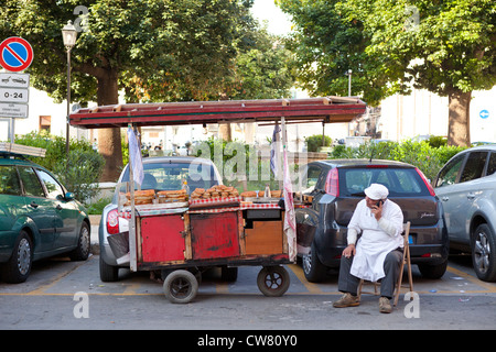 Straßenhändler auf Handy Palermo Sizilien Italien Stockfoto