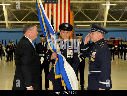 Sekretär der Luftwaffe, Michael Donley, übergibt den Stabschef-Führer an General Mark A. Welsh III. Während einer Zeremonie auf der Joint Base Andrews, MD., am 10. August 2012. Vor seiner neuen Position war er Kommandeur der US-Luftstreitkräfte in Europa. Stockfoto