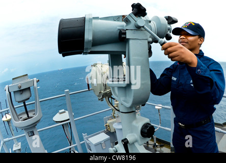 Boatswain's Mate 2nd Class Bridney Brown nutzt die "großen Augen", um den Horizont an Bord des nach vorne eingesetzten amphibischen Sturmschiffes USS Bonhomme Richard (LHD 6) Aug. 14 zu scannen. Bonhomme Richard, von Capt. Dusek kommandiert, ist das Leitschiff der einzigen nach vorne eingesetzten amphibisch-bereiten Gruppe. Amphibiengeschwader Eleven, von Capt. Cathal O’Conner kommandiert, ist die einzige nach vorne eingesetzte amphibische Gruppe der Welt. Stockfoto