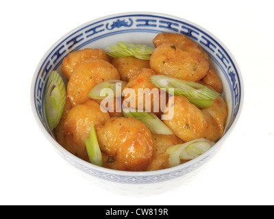 Authentische chinesische Gerichte zum Mitnehmen knusprige Garnelen in Teig mit Sweet Chili Sauce, vor einem weißen Hintergrund isoliert, mit Freistellungspfaden und keine Leute Stockfoto