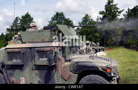 Spc. Richard C. White aus Preston feuert während der Qualifikation der Schützeneinheiten der berittenen Crew im Camp Shelby Joint Forces Training Center ein MASCHINENGEWEHR IM KALIBER M2 .50. Die Besatzung, unter dem Kommando von Sgt. Sylvester D. Carter, von Quitman, mit PFC. Justin C. Wilson aus Hattiesburg, mit White als Schütze, sind alle Militärpolizisten und müssen sich im Rahmen ihrer Aufgabe mit der in Quitman ansässigen Abteilung 2, Hauptquartier-Kompanie, Spezialtruppenbataillon, 155. Kampfbrigade der Panzerbrigade als Besatzung auf dem Gewehrwagen qualifizieren. Stockfoto