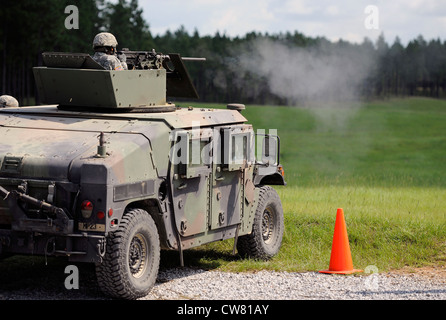 CAMP SHELBY, Fräulein: SPC. Richard C. White aus Preston feuert während der Qualifikation der Schützeneinheiten der berittenen Crew im Camp Shelby Joint Forces Training Center ein Maschinengewehr im Kaliber M-2 .50 ab. Die Besatzung unter dem Kommando von SGT Sylvester D. Carter, von Quitman, mit PFC Justin C. Wilson, von Hattiesburg, mit Weiß als Schütze, Sind alle Militärpolizisten und sind verpflichtet, auf dem Pistolenwagen als Mannschaft im Rahmen ihrer Zuordnung mit dem Quitman-basierte Abteilung 2 qualifiziert, Hauptquartier-Firma, Special Trupps Bataillon, 155. Panzerbrigade Kampfteam Stockfoto