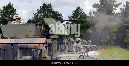 CAMP SHELBY, Fräulein: SPC. Richard C. White aus Preston feuert während der Qualifikation der Schützeneinheiten der berittenen Crew im Camp Shelby Joint Forces Training Center ein Maschinengewehr im Kaliber M-2 .50 ab. Die Besatzung unter dem Kommando von SGT Sylvester D. Carter, von Quitman, mit PFC Justin C. Wilson, von Hattiesburg, mit Weiß als Schütze, Sind alle Militärpolizisten und sind verpflichtet, auf dem Pistolenwagen als Mannschaft im Rahmen ihrer Zuordnung mit dem Quitman-basierte Abteilung 2 qualifiziert, Hauptquartier-Firma, Special Trupps Bataillon, 155. Panzerbrigade Kampfteam Stockfoto