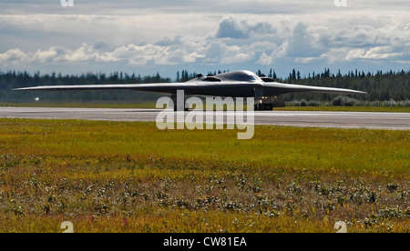 Ein B-2 Stealth Bomber, "Spirit of Florida" bereitet sich auf den Start für eine Nachmittagstrainingsmission während RED FLAG-Alaska 12-3 Aug. 6, 2012, Eielson Air Force Base, Alaska. Der B-2 Spirit ist ein Multi-Rolle-Bomber, der sowohl konventionelle als auch nukleare Munition liefern kann. Die B-2 ist dem 509th Bomb Wing, Whiteman Air Force Base, Mo. Stockfoto