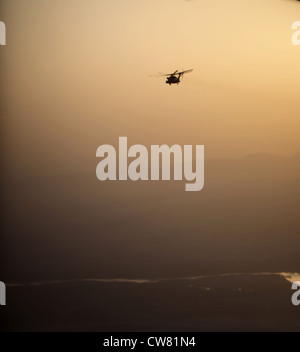 Marines mit schwerem Marine Helicopter Squadron 466, 3. Marine Aircraft Wing (vorne), fliegen über den Helmand River, Aug. 14. In den letzten sieben Monaten haben Marineinfanteristen mit HMH-466 Koalitionstruppen im Regional Command Southwest mit allgemeinen Unterstützungsflügen und taktischen Einsätzen unterstützt. Stockfoto