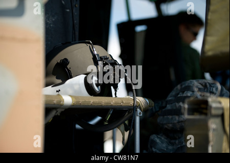 Ein Helm und Trinkflasche aus dem 6. Special Operations Squadron sitzen innerhalb einer UH-1N Huey Gunship auf dem Flug Linie auf hurlburt Field, Fla., Aug 13. Die Staffel erhielt seine ersten beiden Flugzeuge, UH-1N Hueys, am Okt. 11, 1996. Stockfoto