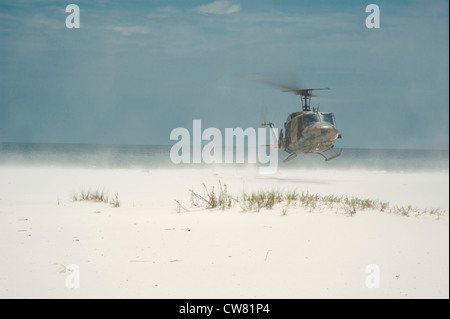 Ein US Air Force UH-1N Huey Gunship landet am 13. August am Strand in Navarra Florida. Die 6. Special Operations Squadron fliegt die Huey zur Unterstützung ihrer Mission der Kampfluftfahrt Beratung. Stockfoto