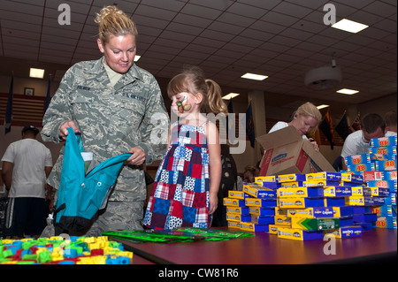 Technik Sgt. Rebecca Palmer, 152. Airlift Wing Public Affairs Specialist, Nevada Air National Guard, sammelt Schulbedarf mit ihrer Tochter Alanah Palmer, 3, während der Operation Homefront's Rucksäcke für Back to School Veranstaltung 11. August 2012 in Las Vegas, Nev. 1,300 Rucksäcke wurden während der Veranstaltung bundesweit verteilt. Stockfoto