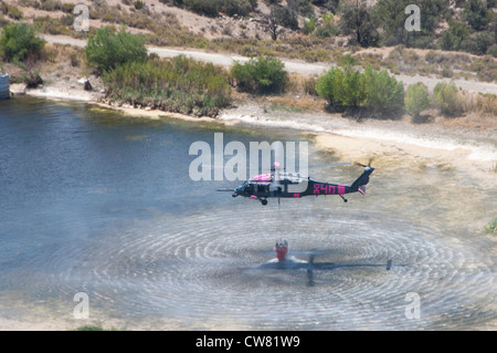 Zwei HH-60G Pave Hawk Hubschrauber vom 129th Rescue Wing, Califorina Air National Guard, aus Moffett Field, Und ein UH-60 vom 1.-140. Luftwaffenbataillon (Air Assault), California Army National Guard, aus Los Alamitos, kämpfen gegen das komplexe Feuer in Kern County, Kalifornien. Die drei Flugzeuge sind vom Tehachapi Municipal Airport in Tehachapi, Kalifornien, stationiert., seit Sonntag, 12. August, Und haben über 85,000 Gallonen Wasser fallen gelassen. Stockfoto