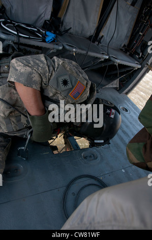 Sgt. Chris Boni, Kalifornien Army National Guard Crewchief von 1-140. Aviation Battalion (Air Assault) aus Los Alamitos gemeinsame Training Base (JFTB), stellt sicher, dass die Bambi-Eimer richtig in den Teich von der UH-60 Black Hawk am Rim Feuer in Kern County eintaucht. Stockfoto