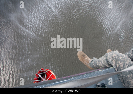 Sgt. Chris Boni, Kalifornien Army National Guard Crewchief von 1-140. Aviation Battalion (Air Assault) aus Los Alamitos gemeinsame Training Base (JFTB), stellt sicher, dass die Bambi-Eimer richtig in den Teich von der UH-60 Black Hawk am Rim Feuer in Kern County eintaucht. Stockfoto