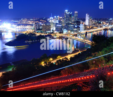 Neigen Sie, vor der Skyline der Innenstadt von Pittsburgh, Pennsylvania, USA in Betrieb. Stockfoto