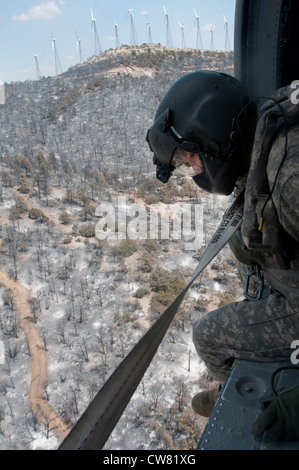 Sgt. Chris Boni, Kalifornien Army National Guard Crewchief von 1-140. Aviation Battalion (Air Assault) aus Los Alamitos gemeinsame Training Base (JFTB), gibt Wasser aus über Kopf beim kämpfen die Rim Fire in Kern County. Der UH-60 Crew übergossen die Rim Fire mit einer Gesamtfläche von 30.111 Gallonen der letzten drei Tage beim kämpfen die Kieferknochen komplexe Waldbrände zur Unterstützung des Bureau of Land Management, Kern County Fire und CAL FIRE. Stockfoto