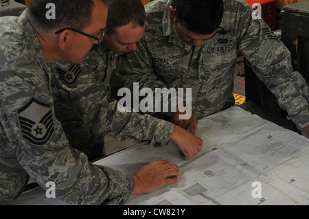 Mitglieder der Wyoming Air National Guard Meister Sgt. Andy Kelso, Mitarbeiter Sgt. Joshua Kelly und Tech. Sgt. Mike Bernal, 153. Bauingenieur-Geschwader, überprüft die Pläne für den Nato-Schule-Erholungszentrum-Autohafen 13. August 2012, Oberammergau, Deutschland. Die Piloten der 153. CES setzen ihre Fähigkeiten ein, während sie ihre jährliche Ausbildung durchführen. Stockfoto