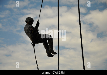 Ein Soldat, der in der härtesten Air Assault Competition antritt, tritt in der Woche des Eagles-Wettbewerbs vom 15. August in Fort Campbell ab. Soldaten in der Konkurrenz müssen einen 12-Meilen-Ruck-marsch in einer Zeitspanne von 3 Stunden dann erfolgreich einen Hindernisparcours vor dem Abseilen Teil des Tages Veranstaltung abzuschließen. Stockfoto