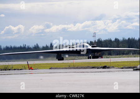 Ein b-2 Spirit, die 393rd Bomb Squadron von Whiteman Air Force Base, Frl., Taxis über den Laufsteg während zugewiesen rote Fahne Alaska 12-3, 6. August 2012, Eielson Air Force Base, Alaska. Übungen stellen eine Vorgänge training Umwelt für Teilnehmer z. B. Einheit-Ebene Intelligence Experten und Wartungsmannschaften Kommando- und Elemente. Stockfoto