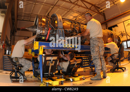 Mitglieder der Air National Guard Propulsion Shop, 173rd Fighter Wing, führen Wartungsarbeiten durch, einschließlich der Inspektion des Kerns eines F-15 Motors auf Unvollkommenheiten mit einer Kamera am Kingsley Field, Oregon, 15. August 2012. Die im Inneren des Motors verwendete Boreskop-Kamera führt zur Erkennung und Dokumentation eines Risses im Triebwerkskern. Stockfoto