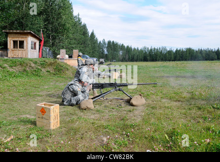 Soldaten des 6. Ingenieurbataillons, 2. Ingenieurbrigade, führen Qualifikationen auf dem M2 .50 Maschinengewehr auf dem temporären Maschinengewehr Range, JBER-Richardson, Mittwoch, 15. August 2012. Armee Maschinengewehrschießen ist auf dem Konzept, dass Soldaten müssen in der Lage sein, effektiv ihre Fähigkeiten im Kampf zu schießen basieren. Teams, bestehend aus einem Schützen und Assistenzschützen, unternahmen grundlegende nicht-feuern Ausbildung Wartung und sofortige Aktion Übungen, eine erste 10-Meter-Live-Feuer Gruppierung / Einstellung Kurs und Waffen Qualifikation. Stockfoto