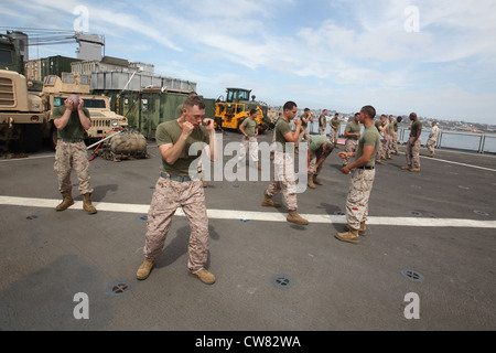 Marines vom Battalion Combat Logistics 15, 15th Marine Expeditionary Unit, Practice Marine Corps Martial Arts Program Techniques während die USS Rushmore San Diego verlässt, um die 15. Meus Certification Exercise, Aug. 15, zu beginnen. Das CERTEX ist die letzte Trainingsübung vor dem Einsatz im Laufe dieses Jahres. Die zweiwöchige Trainingsentwicklung bewertet die Fähigkeit der Einheiten, Missionen zu erfüllen, denen sie ausgesetzt sein können, während sie nach vorne eingesetzt werden. Stockfoto