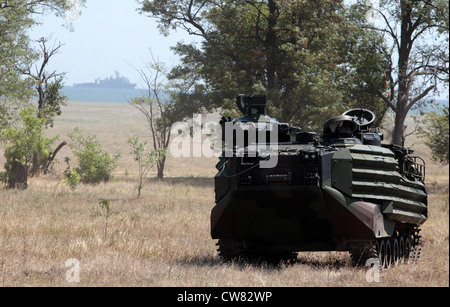 Ein amphibisches Angriffsfahrzeug des US Marine Corps mit der Task Force Africa Partnership Station 2012 der Security Cooperation hält seine Position während einer Partnerschaft mit rumänischen Marineinfanteristen des 307. Marineinfanteriebataillons während eines Strandangriffs in Capu Midia, Rumänien, 12. August 2012. Der Strandangriff war das letzte Ereignis der Übung Sommersturm 12. Stockfoto