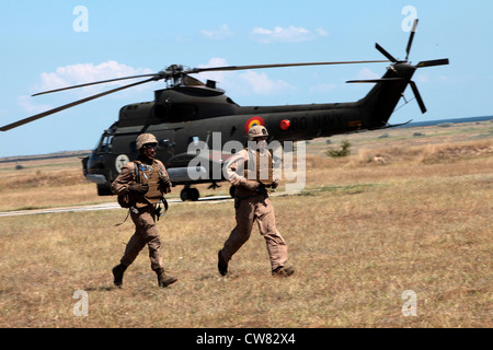 U.S. Marine Corps Gunnery Sgt. Anthony Joens und Navy Petty Officer Luqman Hasan der 3. Klasse mit der Task Force "Zusammenarbeit Sicherheit" Afrika-Partnerschaftsstation 2012 Renn zurück zu ihrem amphibischen Angriffsfahrzeug, nachdem sie während eines Strandangriffs in Capu Midia, Rumänien, am 12. August 2012 eine Evakuierung durchgeführt hatten. Der Strandangriff war das letzte Ereignis der Übung Sommersturm 12. Stockfoto