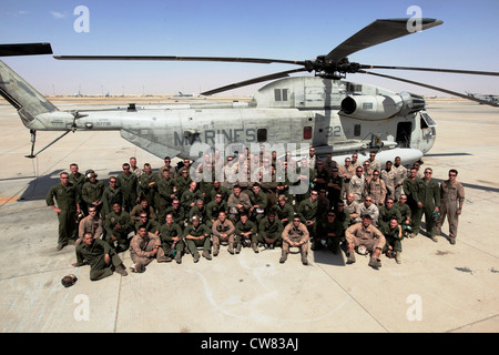 Nach dem letzten Flug der CH-53D Sea Hengst, die â € œUgly Angelsâ € von Marine Heavy Helicopter Squadron 362, 3. Marine Aircraft Wing (vorwärts) nehmen Moment, um den historischen Tag erinnern. Stockfoto