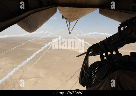 Rauch aus Scheuern flares Wanderwege der letzte Flug für die CH-53D Sea Stallion beim Fliegen in der Provinz Helmand, Afghanistan, 12.08.16. Stockfoto