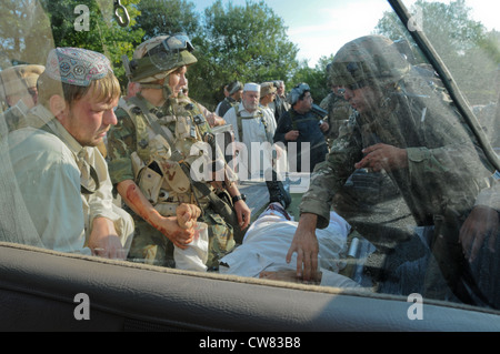 Georgische Soldaten des 32. Leichten Infanterie-Bataillons wenden erste Hilfe für einen Verletzten während einer Missionsübung (MRE) im Joint Multinational Readiness Center in Hohenfels, Deutschland, an, 13. August 2012. Die MREs sollen Einheiten für den Einsatz in Afghanistan vorbereiten, um Aufstandsbekämpfung, Stabilität und Transportoperationen zur Unterstützung der Internationalen Sicherheitsunterstützungstruppe der NATO durchzuführen. Stockfoto