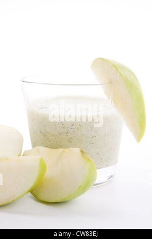 frischer grüner Apfel Joghurt shake isolierten auf weißen Hintergrund Stockfoto