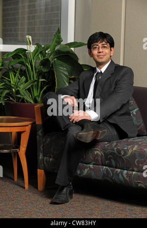 Östlichen jungen Geschäftsmann sitzt in einem Bürogebäude Stockfoto