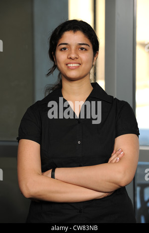 Junge indische Geschäftsfrau im Inneren eines Bürogebäudes Stockfoto