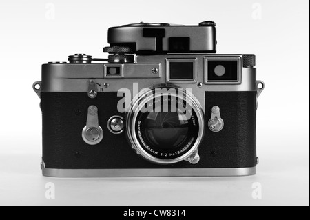 Leica M3 Leitz Entfernungsmesser Kamera auf weißem Hintergrund mit zusammenklappbaren Summicron 50mm f2 M-Objektiv und Leica Belichtungsmesser MR B + W Stockfoto