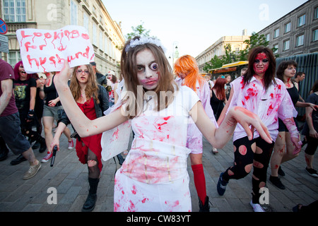 Hunderte von Menschen bei Zombie Spaziergang veranstaltete am 30. Juni 2012 im Zentrum von Warschau, Polen. Stockfoto