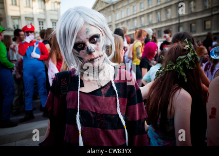 Hunderte von Menschen bei Zombie Spaziergang veranstaltete am 30. Juni 2012 im Zentrum von Warschau, Polen. Stockfoto