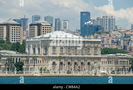 ISTANBUL, TÜRKEI. Eine Ansicht der Dolmabahçe-Palast auf dem europäischen Ufer des Bosporus, mit der modernen Stadt hinter. 2012. Stockfoto