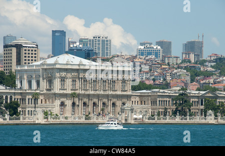 ISTANBUL, TÜRKEI. Eine Ansicht der Dolmabahçe-Palast aus dem Bosporus mit der modernen Stadt hinter. 2012. Stockfoto