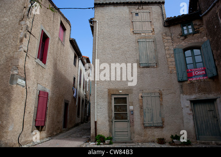 Altbauten mit bunten Fensterläden im Dorf von Caune-Minervois, in Südfrankreich Stockfoto