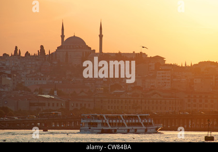 ISTANBUL, TÜRKEI. Blick entlang des Goldenen Horns bei Sonnenuntergang mit den Yavuz Selim Moschee dominiert die Skyline. 2012. Stockfoto