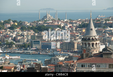 ISTANBUL, TÜRKEI. Ein Blick von Beyoglu in Sultanahmet, mit der Galata-Turm auf der rechten Seite und die blaue Moschee in der Ferne. Stockfoto