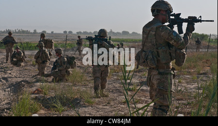 Soldaten mit 2. Platoon, Apache Company, 1. Bataillon, 23. Infanterie-Regiment, scannen ihre Sektoren, während sie auf einer Fußpatrouille in Südafghanistan am 30. Juli 2012 aussteigen. Stockfoto